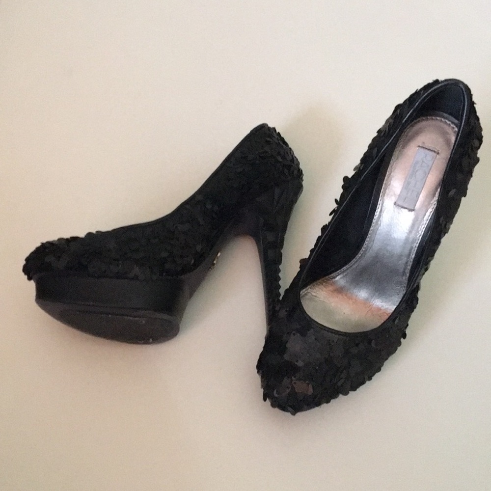 Black pumps